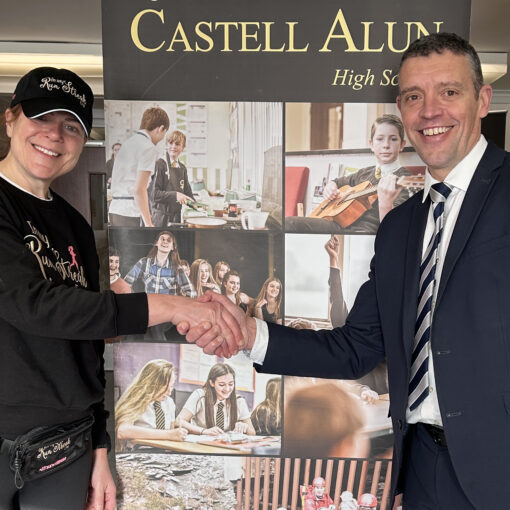 Social media image of the Headteacher meeting Helen Ryvar, a parent who achieved a new world record for running 1,000 consecutive half marathons (28/01/25)