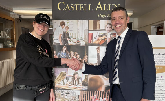 Social media image of the Headteacher meeting Helen Ryvar, a parent who achieved a new world record for running 1,000 consecutive half marathons (28/01/25)
